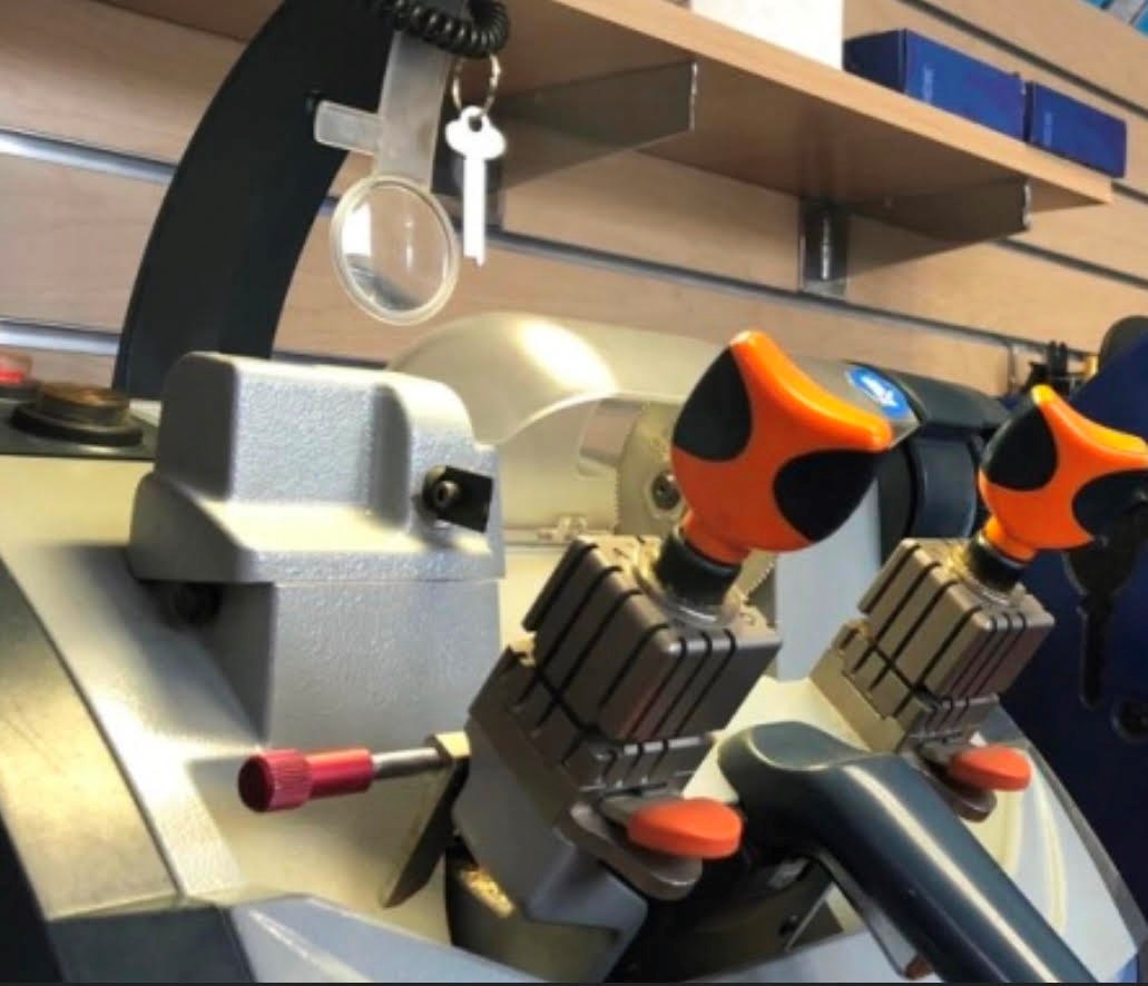 מנעולן שכפול שחזור תיקון מפתחות לרכב בירושלים 